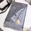 2025 Stylish Women Cashmere Scarf Full Letter Tryckta halsdukar Mjuk beröring Varma omslag med taggar Autumn Winter Long Shawls G