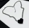 Collana con pendente a forma di triangolo bianco nero a 2 colori Collana con pendente a forma di triangolo di lusso in acciaio al titanio Collana da donna unisex da uomo