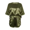 Kvinnor Tvåbitar byxor Grön satin Silkkvinnor Set Fickor T Skjortor Elastiska midjeshorts Suit Pyjama Spring Summer 2 Piece Set Homewear G2598 230310