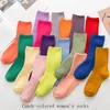 Skarpetki Hosierskie skarpetki cukierki Skarpetki Kolor Solidny kolor bawełniany japoński w stylu mid-calf Socks Fashion College w stylu college'u skarpetki 230310