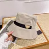 Designers de chapeau de seau Chapeaux Luxury Sunshade Men and Women Elegant Charm Fashion Tend Bons matériaux décontractés Four Seasons Gift Summer1197105