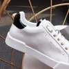2023 Nya casualskor Kvinnor Designer Travel Leather Lace-Up Sneaker Fashion Lady Flat Running Trainers Letters Woman Shoe Platform Men Gym Sneakers