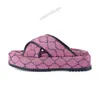 2023 Luxo Sandália Sandália Famosa Famosa de Blachas grossas Lady Flip Flip Borderyer Pink preto designer impresso de verão praia Dhgate Sapato tamanho 35-45