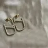 Панк -мода двойная буква v Серьги для шпильки формы изысканный сплав глянцевый драгоценный камень
