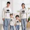 Aile Eşleşen Kıyafetler Kral Kraliçe Prens Prenses Gömlek Anne Baba Kızı Sweatshirt Set Çift Giysiler Crown Pullover 230310