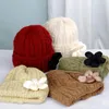 Шапочки шапочки/кепки для черепа 2023 Женские шляпа вязаная зима теплая кепка самка с цветами твердый цвет хлопковой вяза