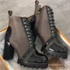 2023 Vrouwen Leer Laureaat Platform Desert Boot Designer Martin Boots Wit Geborduurde Bee Star Trail Enkellaars Winter Boot Hak Hoogte Met Riem NO013