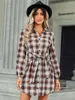 Robes décontractées Capucines mode Plaid à lacets taille chemise robe à manches longues simple boutonnage court pour les femmes 2023