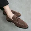 Zapatos de vestir Mocasines para hombres Marca Zapatos de cuero de gamuza Vintage Slip-on Clásico Casual Hombres Zapatos de conducción Boda Zapatos de vestir masculinos Borla puntiaguda 230311