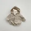 Rompers Autumn Winter Fashion Bluiers Bodysuit Infant Boy Big Pocket Tumpsuit Girl Śliczny niedźwiedź bawełniane body 230311