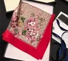 Röd halsduk halsdukar designer bokstäver tryck blomma imitera silkes halsduk pannband för kvinnor mode långa hanter väskes halsdukar Paris axel tygbagage bandhuvud