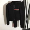 23ss marque designer femmes sport ensemble étiquette rouge lettre en caoutchouc en cuir à manches longues à capuche fermeture à glissière manteau outillage poche slim pantalon femmes vêtements a1