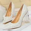 Sukienka butów kobiet o wysokości 10 cm Glitter Scarpins Złote cekiny blok przezroczyste obcasy Pumpy Lady Wedding Bridal Tranentne Chunky White Buty 230311