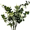 Decoratieve bloemen Een kunstmatige eucalyptus boomtak simulatie faux groene planten stengels voor thuisbruiloft bloemendecoratie