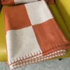 140 * 170 cm Cobertor de caxemira 55 * 67 polegadas Cobertores de designer de luxo carta Cashmere Lenço de lã macia xale Sofá-cama quente portátil Cobertor de malha de lã