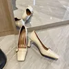 Kledingschoenen vintage beige lederen dames pompen Franse stijlvolle slip op dikke high hakken prom feest stiletto's gouden buckle bruiloft zapato