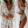 Moda de banho feminina Sexy White Lace Crochet Kimono Bikini Cover Up Women Cardigan Wrap Beachwear Dress Long Conceduns Y230311