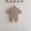 Rompers 3505d Ubrania Born Girl's Jesksuit Winter Korean Ins Cotton Baby Girl's Ubrania Płaszcz Boy's Skocsuit 230311