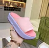 Dam Slides Sandaler Svarta gummitofflor Interlocking g Cut-out Sandaler Italien Lyxdesigner Metallic silver rosa rosa Kudde Slider Tjockbottnad Macaron Skor