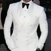 Męskie garnitury białe podwójnie piersi Tuxedo na ślub 2 sztuki Slim Fit Formal Men Set Kurtka z czarnymi spodniami Man Fashion Ubrania