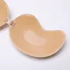 Sexiga kvinnor skjuter upp silikonbh -pinne på osynligt självhäftande behåar cup abcd beige/svart