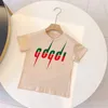 Tシャツデザイナーキッズ服ファッションレタープリント衣類衣料品な女の子の女の子の子供Tシャツ8色の子供レンズ服High Quty