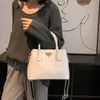 Designväska lyxig handväska axelväska kvinnor läderväska, läderhandtag metalltillbehör magnetiskt spänne tryckt nylon broderi tyg avtagbar tote väska