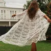 Moda de banho feminina Sexy White Lace Crochet Kimono Bikini Cover Up Women Cardigan Wrap Beachwear Dress Long Conceduns Y230311