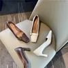 Kledingschoenen vintage beige lederen dames pompen Franse stijlvolle slip op dikke high hakken prom feest stiletto's gouden buckle bruiloft zapato