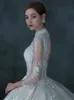 Abiti da sposa africani Dubai A-Line Girocollo velato Applicazioni in pizzo Vestios De Novia Abiti da sposa eleganti maniche lunghe con bottoni Abiti da sposa taglie forti