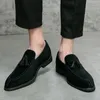 Zapatos de vestir Mocasines para hombres Marca Zapatos de cuero de gamuza Vintage Slip-on Clásico Casual Hombres Zapatos de conducción Boda Zapatos de vestir masculinos Borla puntiaguda 230311