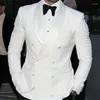 Abiti da uomo Smoking da sposo doppio petto bianco per matrimonio 2 pezzi Giacca da uomo formale slim fit con pantaloni neri Abbigliamento moda uomo