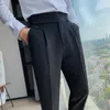 Мужские брюки модные брюки Человек с высокой талией хаки белый черный бизнес повседневный костюм брюки ремень манжеты корейская одежда твердое вертикальное дно 230311