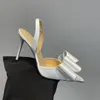 Mach Дизайнерские модельные туфли Сандалии на каблуке Плиссированные атласные кристаллы Декоративная водяная помпа Банкетная обувь 10 см Женские туфли на высоком каблуке с ремешком на щиколотке