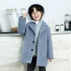 Coat Boys 'Coats Autumn and Winter Mediumthick Foreign Style Children's Polyester single -bebreasted gewatteerde capuchon kaki blauw 230311