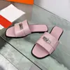 Terlik Kadın Terlik En Kalite Seksi Tasarımcı Termeri Sıradan Deri Deri Yuvarlak Ayak Parlak Ayakkabı Düz ​​Ayakkabıları Klasikler Toka Kariyer Katı Kadın Sandaletler