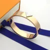 Diseñadores para hombre para mujer pulseras brazalete de lujo V joyería de cuero de imitación 18 K chapado en oro pulsera de acero inoxidable para mujer regalos de boda G