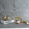 装飾的なオブジェクト図形シンプルなメタルゴールドホローツイストアートオーナメント不規則なリビングルームオーナメントデスク装飾北欧の家の装飾アクセサリー230311