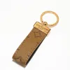 Mode Luxurys nyckelkedja Buckle Lovers Car Keychain Handgjorda läderdesigners Keychains Män Kvinnor Väska hänget tillbehör