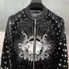 vercaces vers High Version Herrenjacke Medusa bestickter Reißverschluss Cardigan Mantel Designerjacken Vollbohrniet Samtjacke Abendessenanzug Lässige Versages Shi EK9A