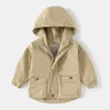 Tench Coats Spring Autumnjacket for Baby Boys Simple British على الطراز البريطاني مقنع الأطفال سترة ملابس ملابس 38 عامًا فتى خارج الملابس الخارجية 230311