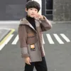 Jas winter wollen jasje voor jongen Koreaanse versie plus fluweelverdikking middenlengte capuchon casual splicing kinderkleding 230311