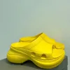 2023 슬리퍼 Mens Womens Chunky 슬라이드 PU 샌들 고무 및 모피 디자이너 플랫 솔 슬리퍼 Paris Piscine POOL SLIDE SANDAL 3D 엠보싱 로고 슬라이더