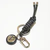 Mode Luxurys nyckelkedja Buckle Lovers Car Keychain Handgjorda läderdesigners Keychains Män Kvinnor Väska hänget tillbehör
