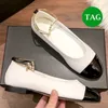 패션 드레스 슈즈 여성 22SS Lambskin Patent Leather Ballet Flat Ballerinas Beige Black White Designer Womens 얕은 입 누드 플랫 신발 여름 샌들