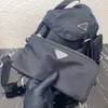 Re-Nylon Lady Designer Bags Zaino medio con tasca removibile con cerniera Re-Nylon Triangolo in metallo smaltato Logo sulla patta Fodera con stampa logo e due tasche