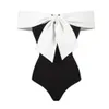 Swim Wear Preto e Branco Colorblocked Um Ombro Bikini Slim Fit Open Back Bow Design Swimsuit Mulheres Elegantes Correias Cobrir 230311