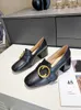 Senaste plattformsklänningskor för kvinnors lyxdesigner loafers klassiska spänne mode cowhide muffin snörning upp kontor loafer toppkvalitet kvinnor pantshoes storlek 35-42