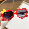 Lunettes de soleil coeur pour enfants filles garçons lunettes de soleil Anti-UV en forme de coeur pour la photographie de fête accessoires de plage en plein air pour enfants