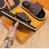 Дизайнерские подушки для бассейна Slides Slipers Sandals Mule Luxury Paris Lady Patent замша плоская мужская платформа Slide Summer Slipper Nylon Cool Sandal Sandal